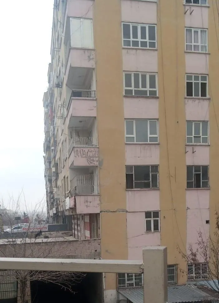 Ağır hasarlı binanın yıkımına 19 ay sonra başlandı