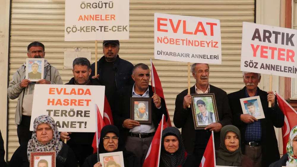 Annelerinin evlat nöbetine bir aile daha katıldı
