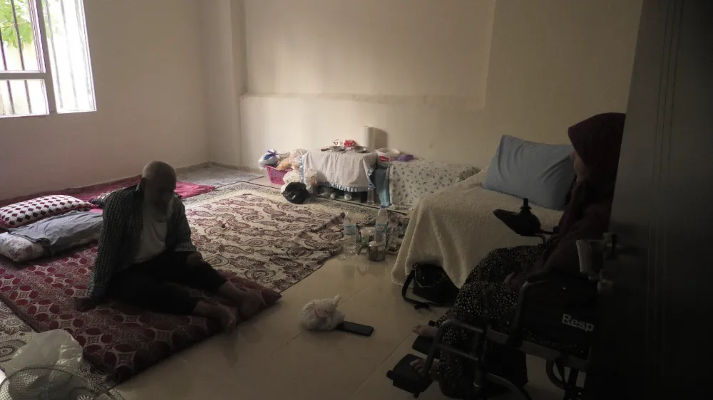 Yatağa bağımlı yaşlı çift yardım eli bekliyor