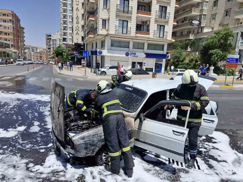 Seyir halindeki otomobil yandı