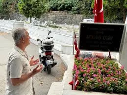 Şehit babasından İBB’ye bayrak tepkisi: “Oğlum 15 Temmuz şehidi olduğu için mi bu bayrağı değiştirmek zor geliyor”