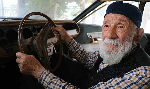 98’lik delikanlı 48 yaşındaki otomobilini 15 yıldır garajında saklıyor
