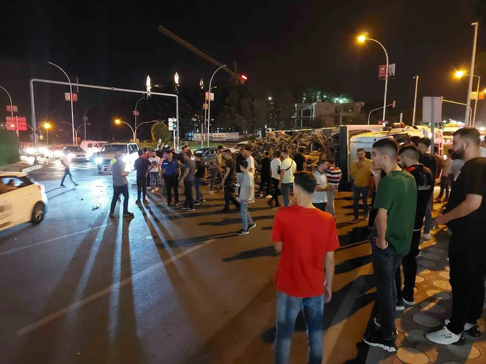 Odun yüklü kamyon devrildi: 2 yaralı