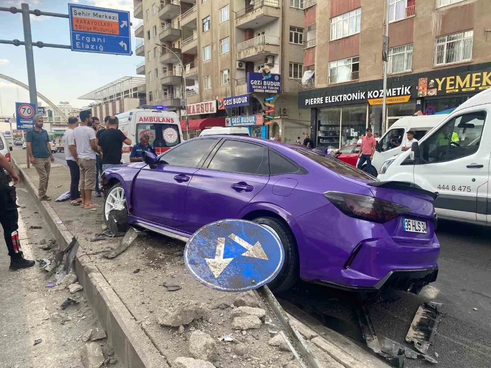 Otomobil refüje çarptı: 1 yaralı