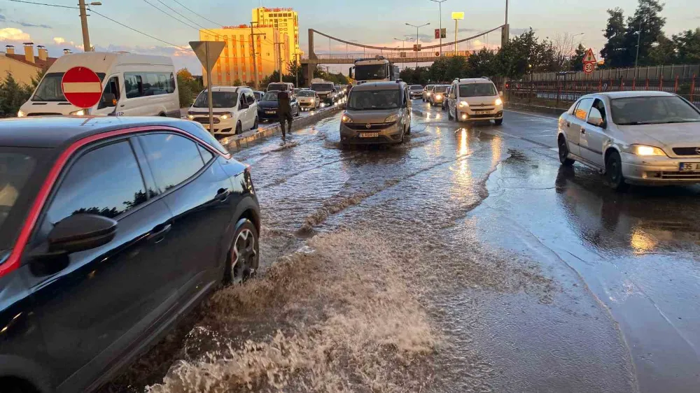 Sağanak yağış rögar tıkattı, kilometrelerce araç trafiği oluştu