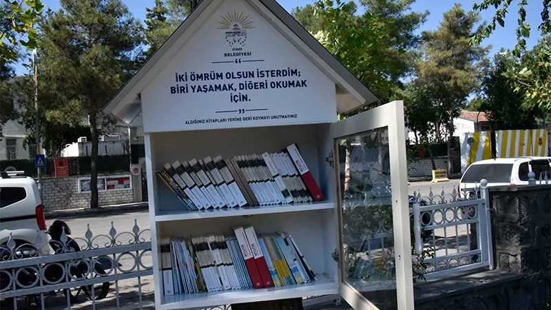 Belediyeden parklara mini kitaplık