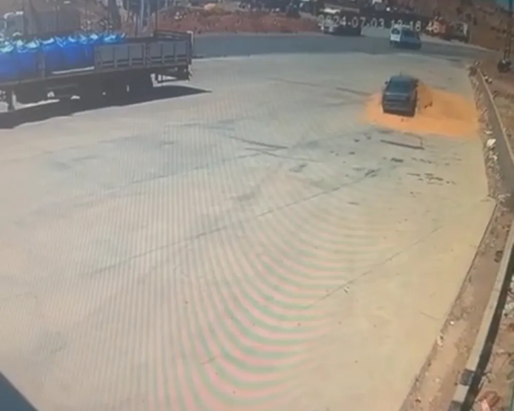 Dalgın sürücü buğday yığınına daldı