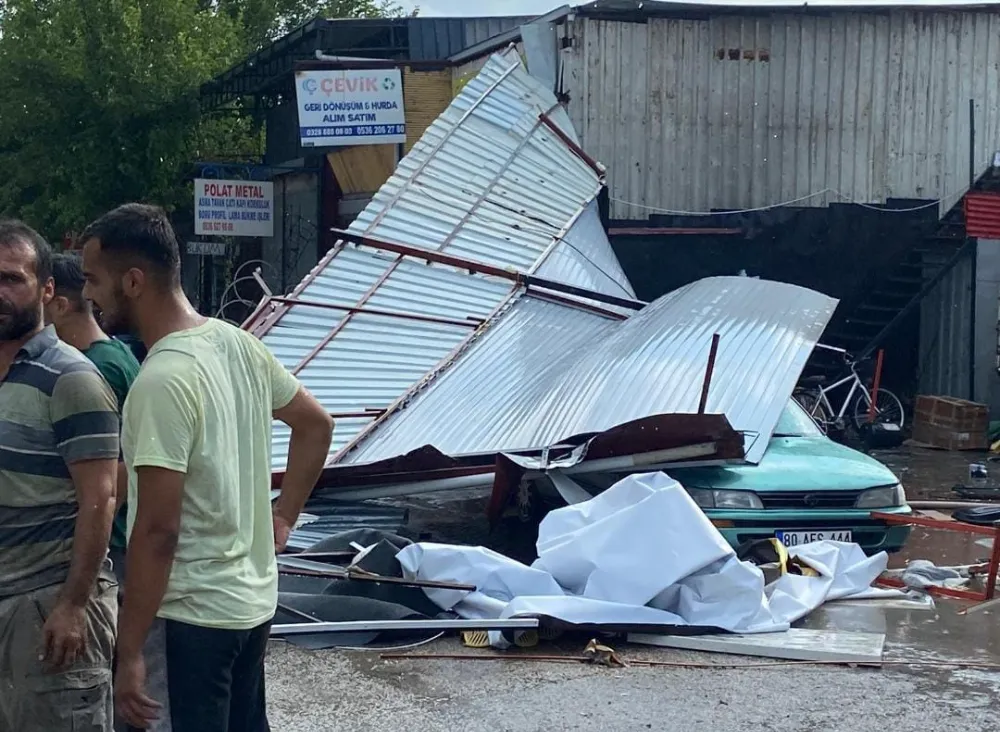 Şiddetli fırtına çatıları uçurdu, yollar göle döndü