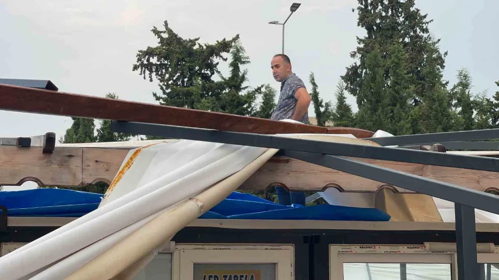 Fırtınada çatılar uçtu, ağaçlar devrildi