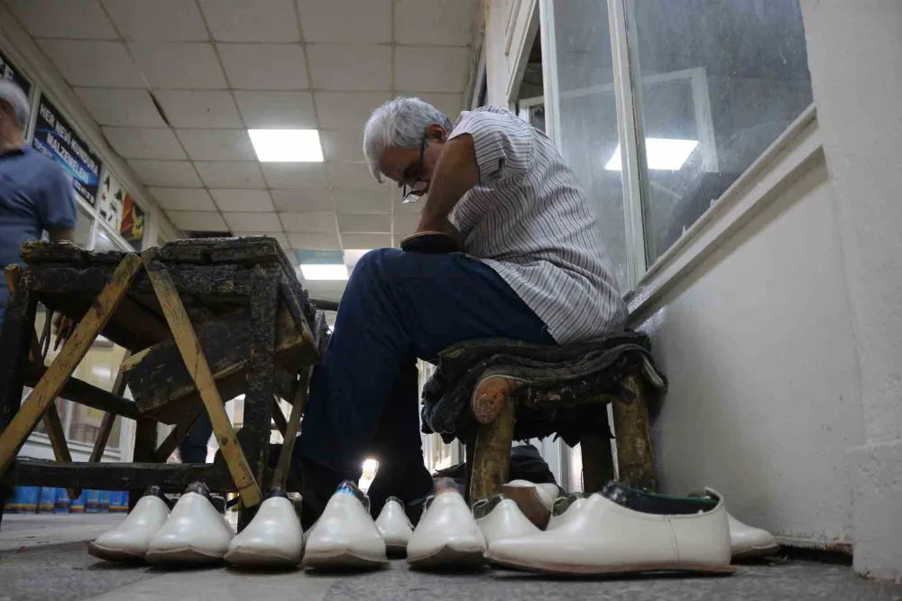 58 yaşındaki usta, yarım asırdır yöresel ayakkabı üretimi yapıyor