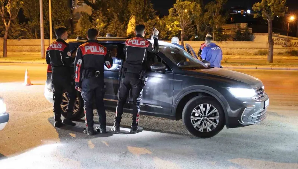 Kurusıkı tabancayla yakalandı, polis otosundaki yeri beğenmedi
