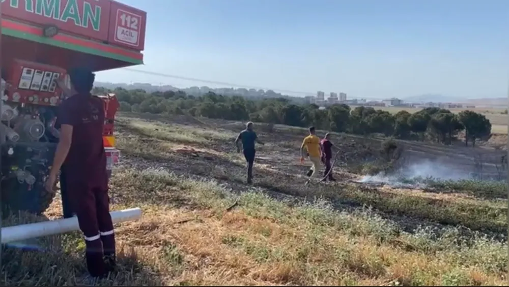 Ormana yakın bölgede çıkan anız yangını büyümeden söndürüldü