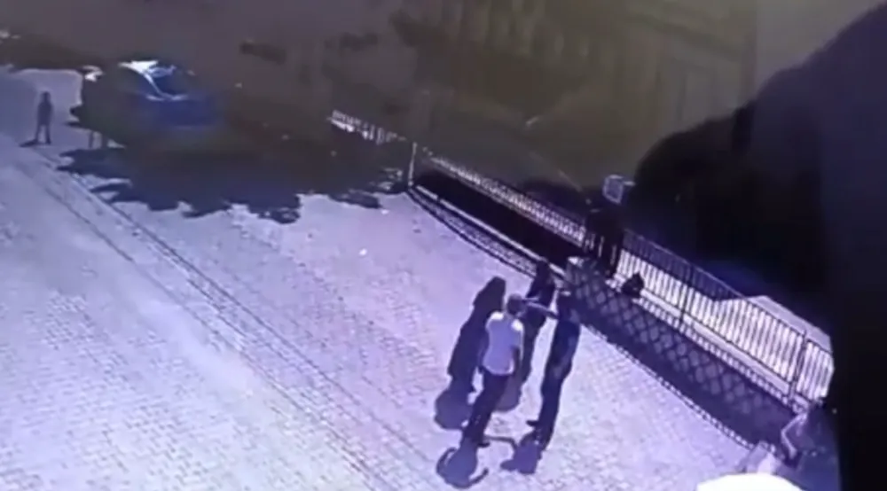 Kayınvalidesini önce darp etti ardından otomobiliyle çarptı... O anlar kamerada