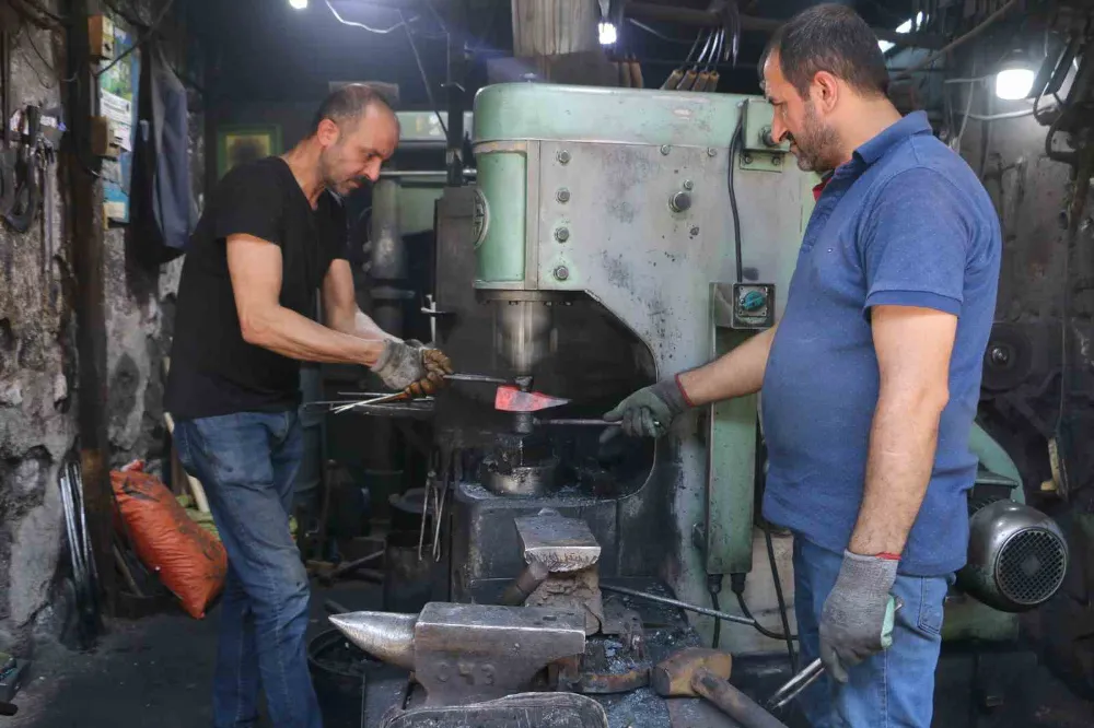 kavurucu sıcaklara rağmen ateş önünde baba mesleğini 24 yıldır sürdürüyor