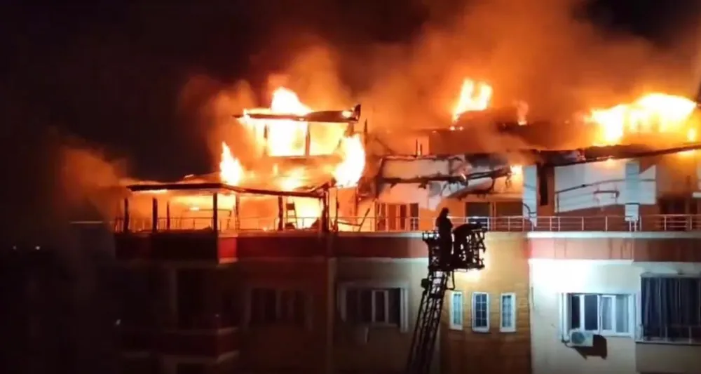 Çıkan yangında alevler geceyi aydınlattı