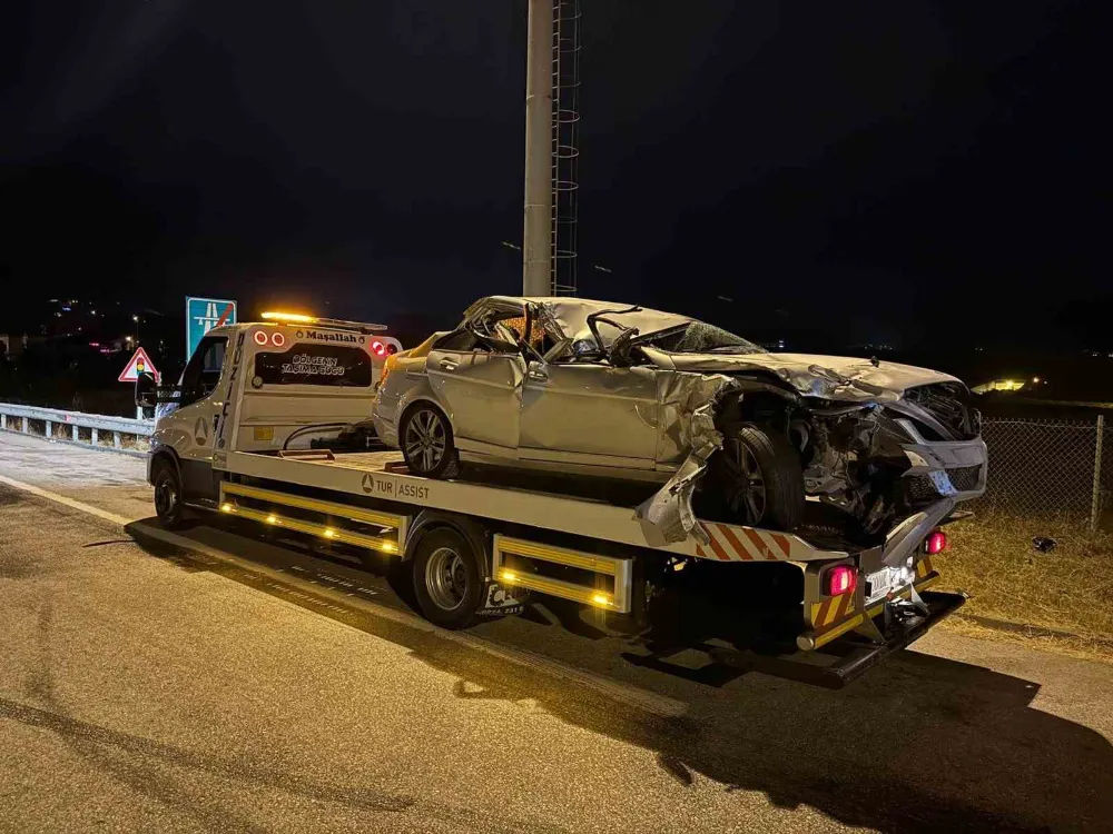 Lüks otomobil tıra arkadan çarptı: 4 yaralı