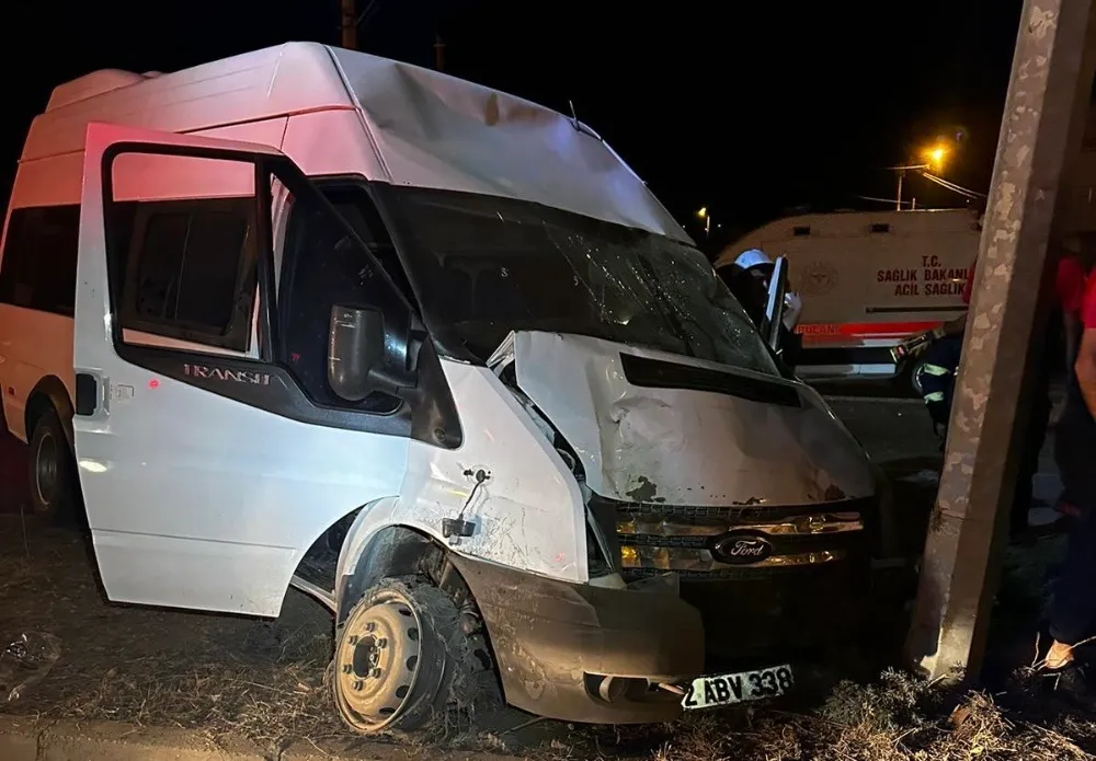 Minibüs aydınlatma direğine çarptı: 1 yaralı