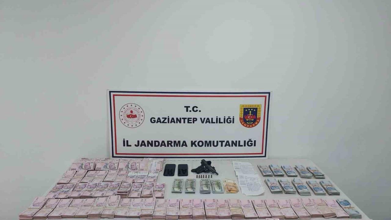 1,6 milyon TL değerinde 34 bin litre kaçak akaryakıt ele geçirildi