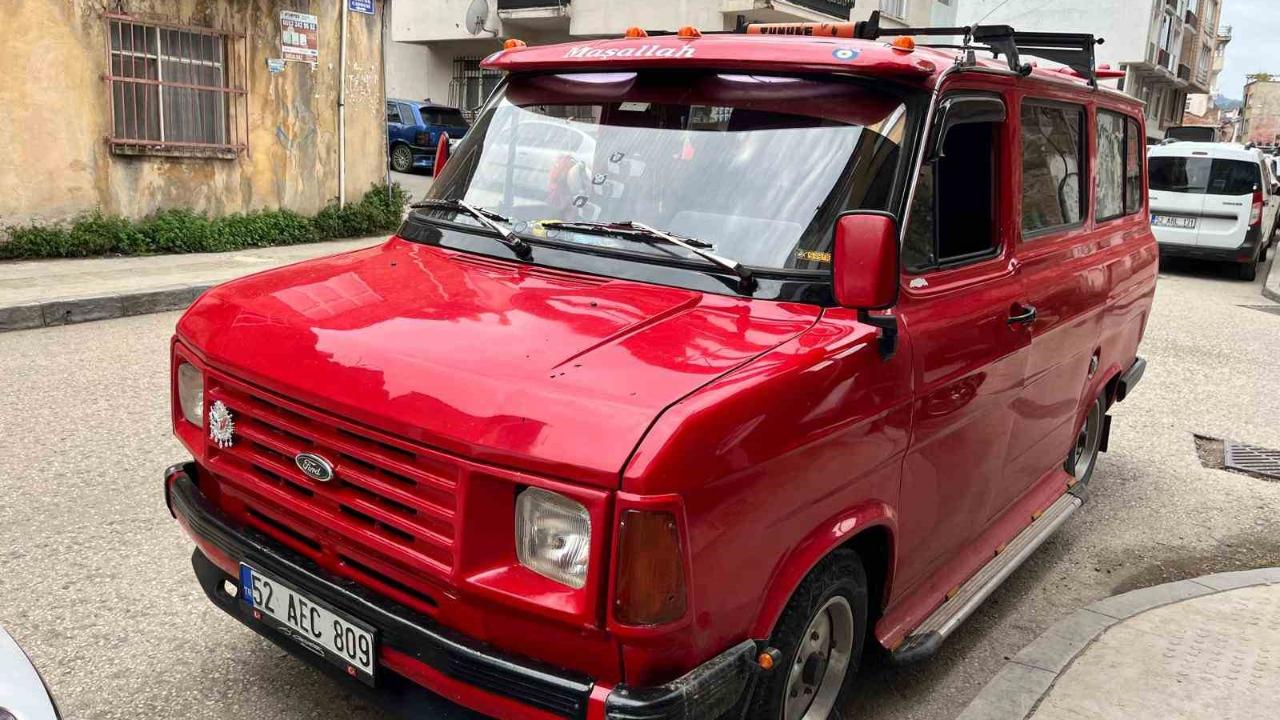 1979 model aracını ‘Çiçek Abbas’ minibüsüne benzetti