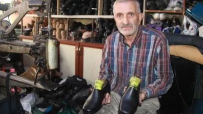 40 yıllık ayakkabı ustası, deriyi ateşle canlandırıyor