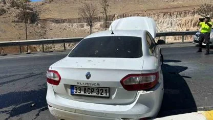 Bariyerlere çarpan otomobilde maddi hasar meydana geldi