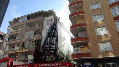 Bir evde çıkan yangında 4 kişi dumandan etkilendi