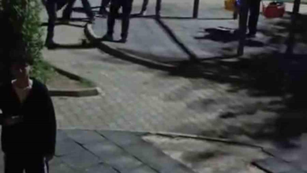 Bir grup genç, çocuk parkındaki oyuncaklara zarar verdi