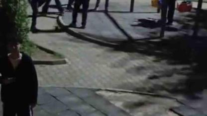 Bir grup genç, çocuk parkındaki oyuncaklara zarar verdi