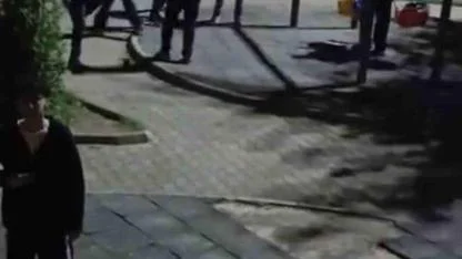 Bir grup genç, çocuk parkındaki oyuncaklara zarar verdi