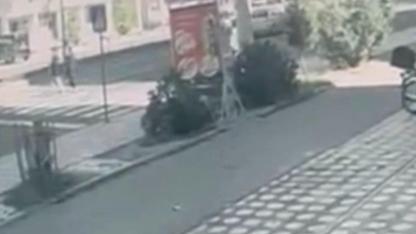 Cip yaya geçidinde iki kişiye çarptı: O anlar kamerada