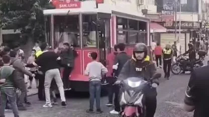 Çocukların tramvay merakı... Tehlikeye aldırış etmiyorlar