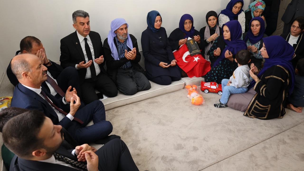 Eski Bakan Kaya, şehit ailesini ziyaret etti