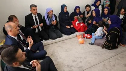 Eski Bakan Kaya, şehit ailesini ziyaret etti