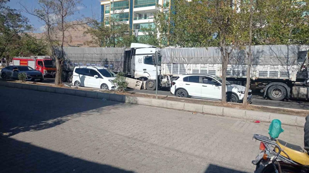 Freni boşalan tır başka bir tıra arkadan çarptı: 1 yaralı