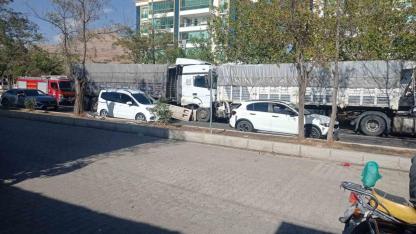 Freni boşalan tır başka bir tıra arkadan çarptı: 1 yaralı