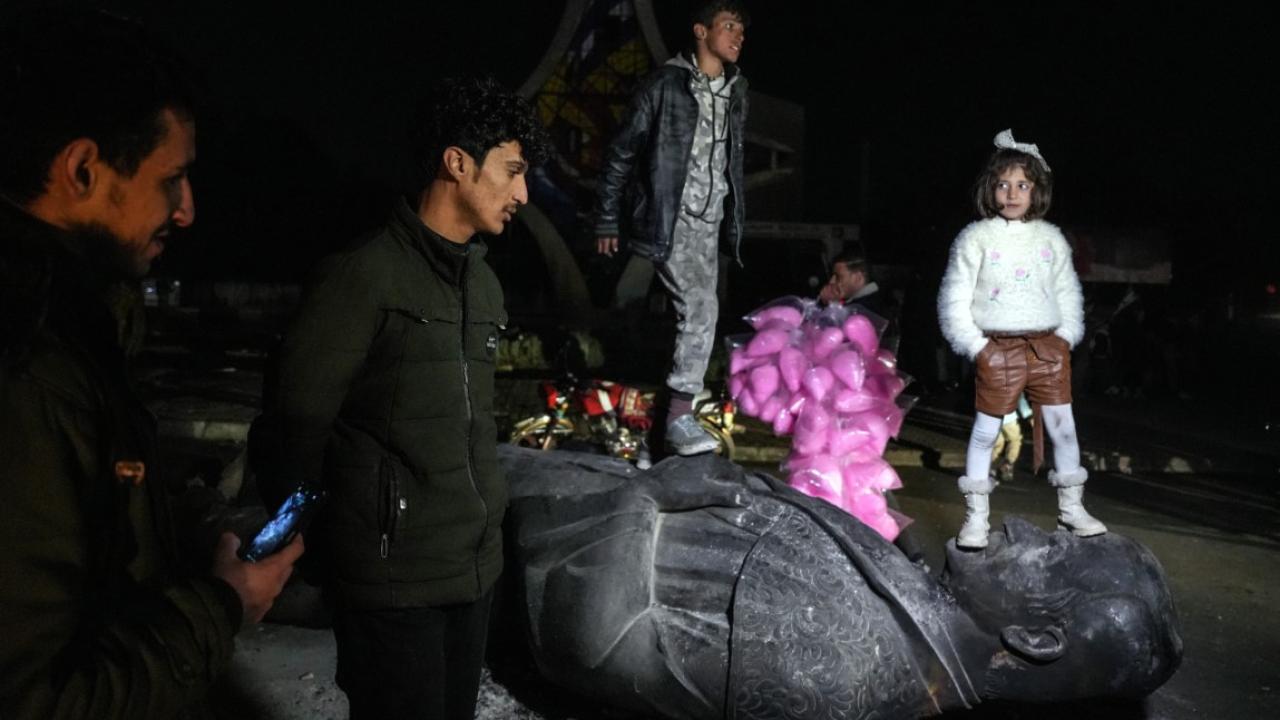 Hafız Esad’ın heykeli Emevi Meydanı’nda sürüklenmeye devam ediyor