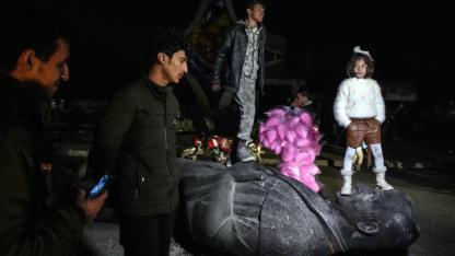 Hafız Esad’ın heykeli Emevi Meydanı’nda sürüklenmeye devam ediyor