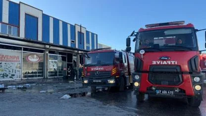 Hırdavat malzemeleri satan iş yerinde yangın