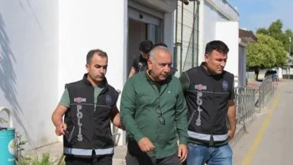 İddianameye göre Başkan Tekin kocasını "çantacısı" yapmış