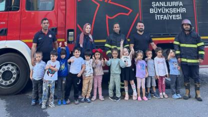 İhbara giden itfaiye ekiplerine miniklerden pasta sürprizi