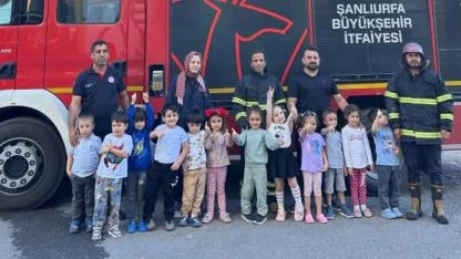 İhbara giden itfaiye ekiplerine miniklerden pasta sürprizi