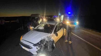 İki araç kafa kafaya çarpıştı: 2 yaralı