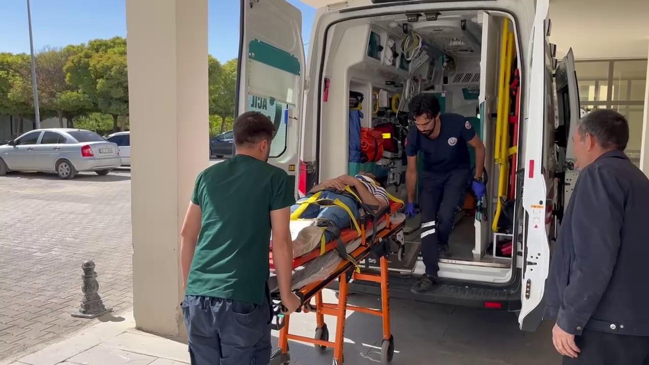 İki otomobil çarpıştı: 3 yaralı