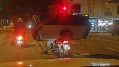 İlginç görüntü: Motosikletle koltuk taşıdı