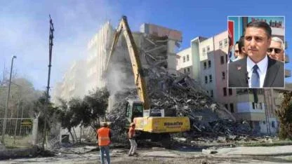 Karadağ: Müteahhit mağdur, vatandaşlar mağdur