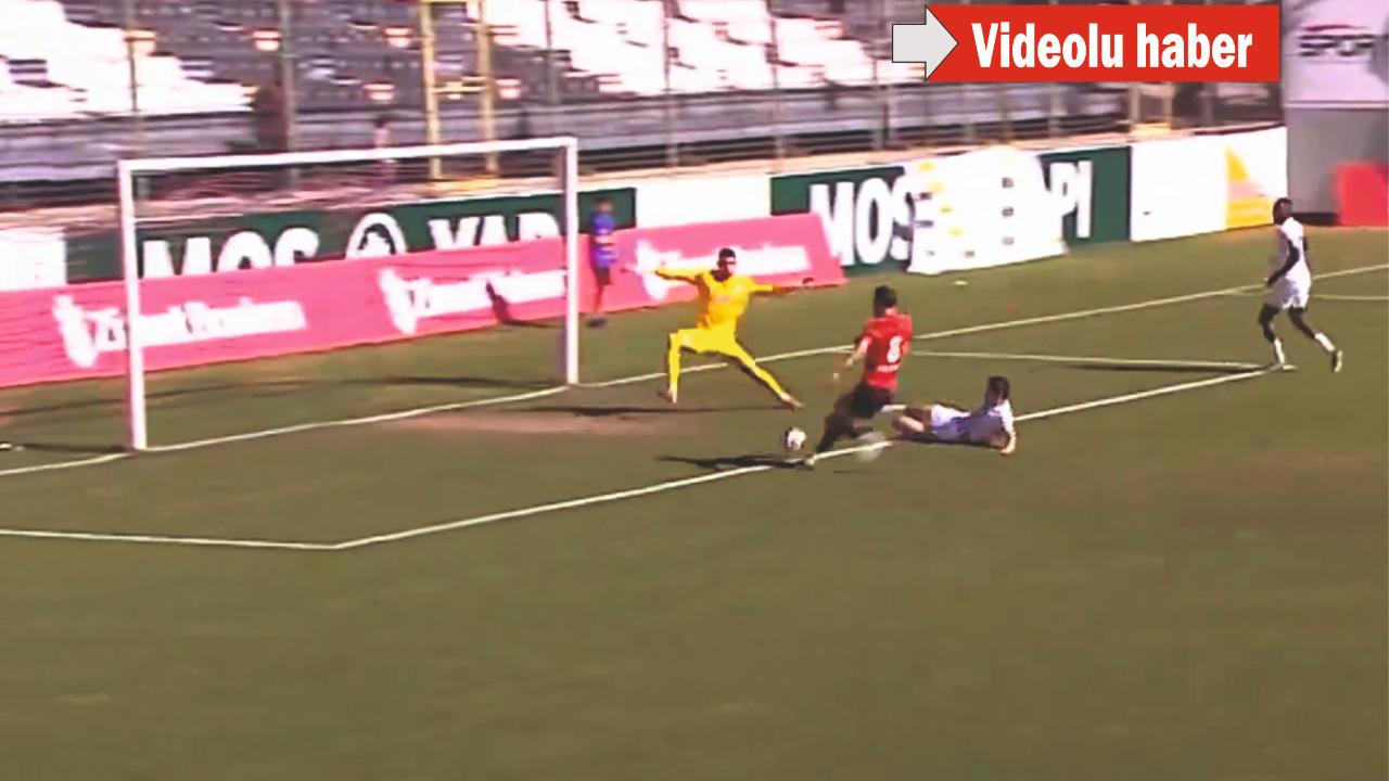 Karaköprülü Fırat, bu pozisyonla gündem oldu