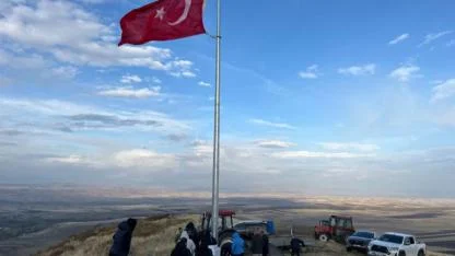 Karslı köylülerin 20 yıllık hayali: Ermenistan sınırına Türk bayrağı diktiler