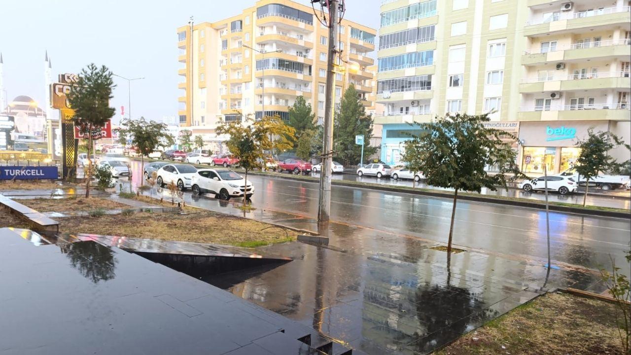 Komşuda sağanak yağış caddeleri göle çevirdi