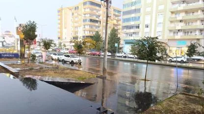 Komşuda sağanak yağış caddeleri göle çevirdi