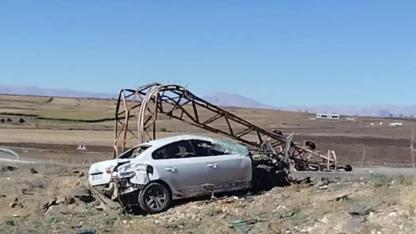 Kontrolden çıkan otomobil elektrik direğini devirdi: 1 yaralı